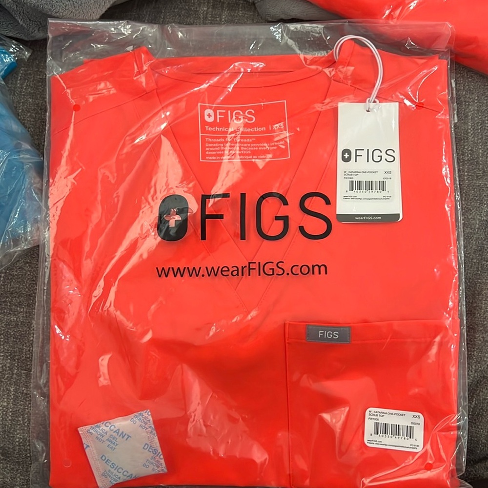 Figs Catarina One-Pocket Scrub Top in Hot Coral